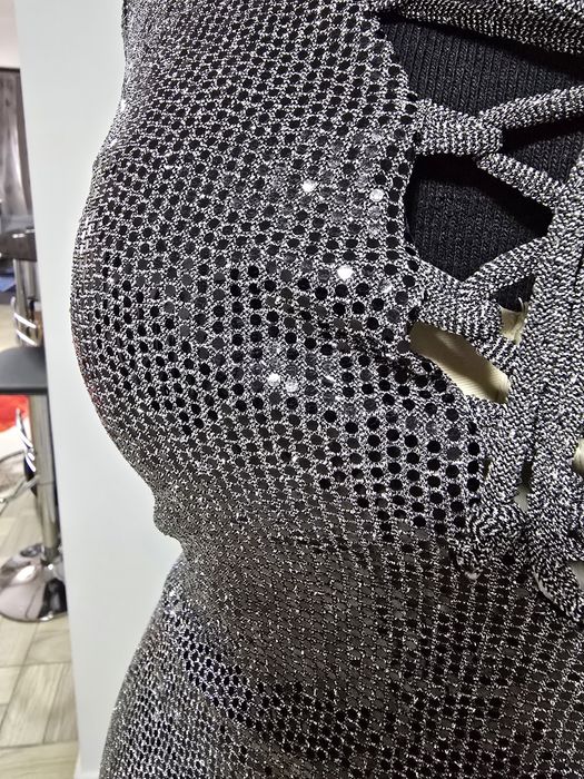 Rochie argintie cu paiete,o rochie strălucitoare cu design elegant