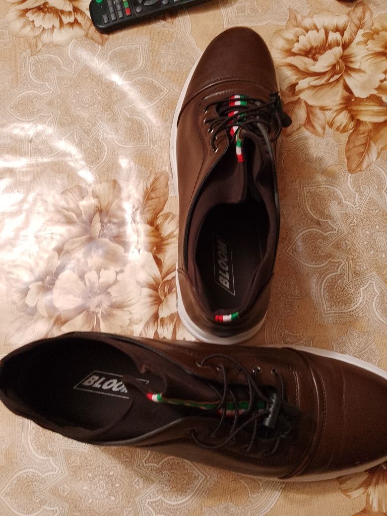 Мъжки обувки нови от естествена кожа номер 44 .