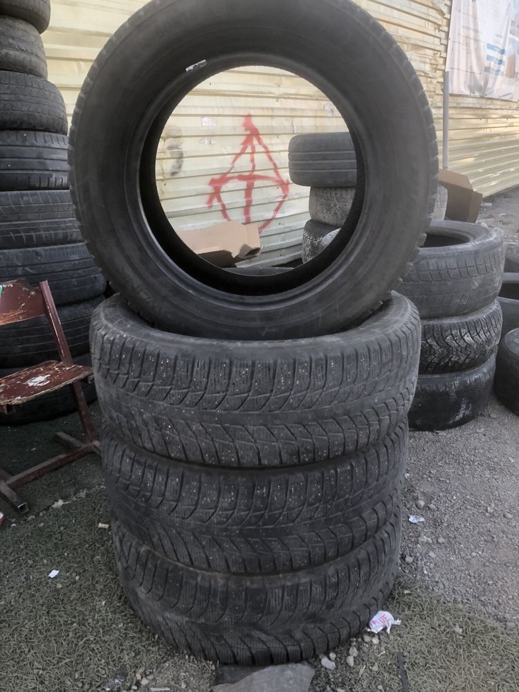 Зимние шины комплект 215/60R16