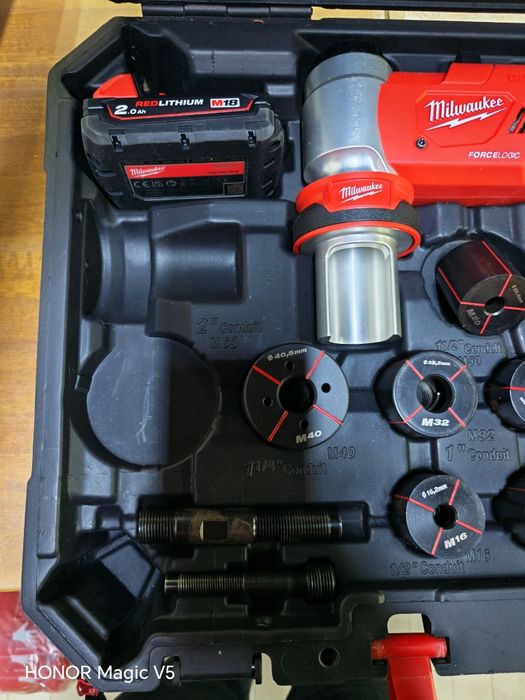 Mașină de ștanțat hidraulică M18™ FORCE LOGIC™ Milwaukee M18HKP