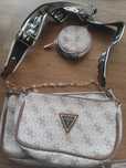 Продавам чанти и портмонета Guess