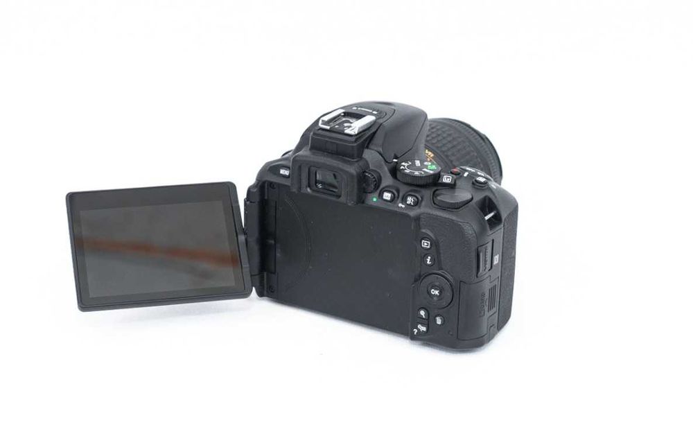 Nikon D5600 kit + obiectiv 18-55mm - 3400 de cadre - Aparat foto DSLR