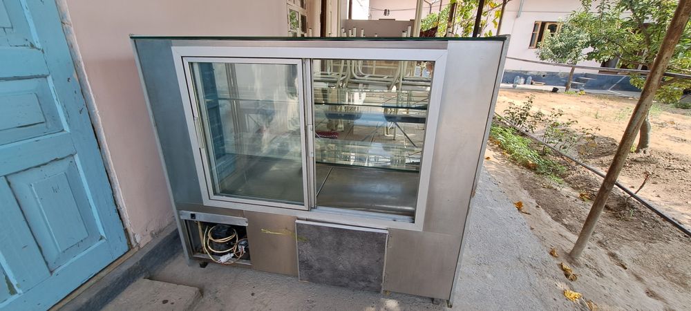 Витрина холодильник, морозильник ва 2 комплект 4 кишилик стол стул