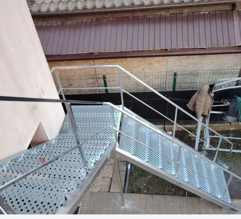 Scări metalice zincate