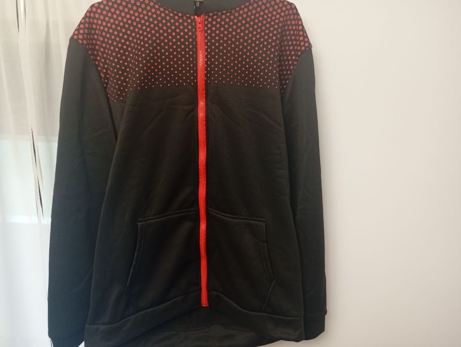 Trening negru cu puncte roși.