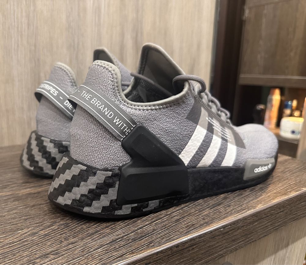 Мъжки маратонки Adidas NMD_R1 V2