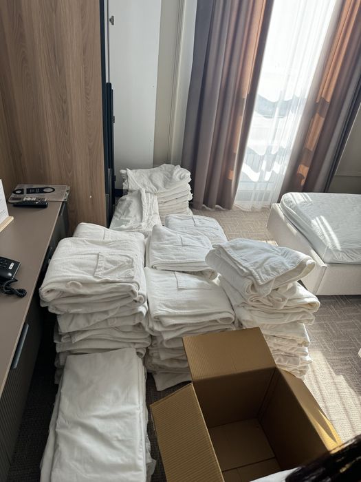 Постель,халат,полотенца банный и лицовой