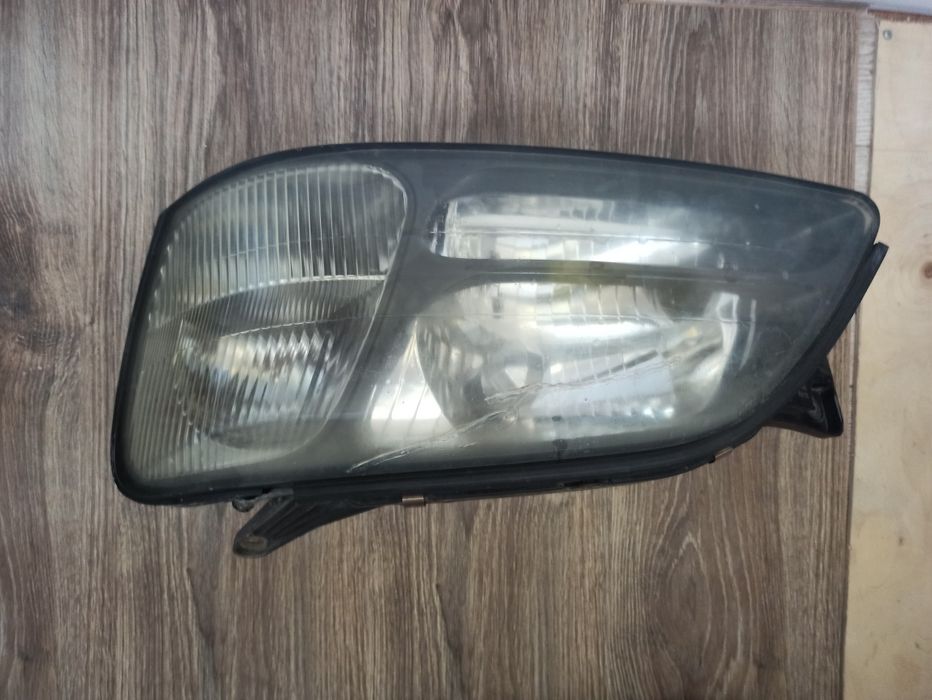 Продам фару Субару аутбек 2000 года. Имеется трещина.(Заклеена).