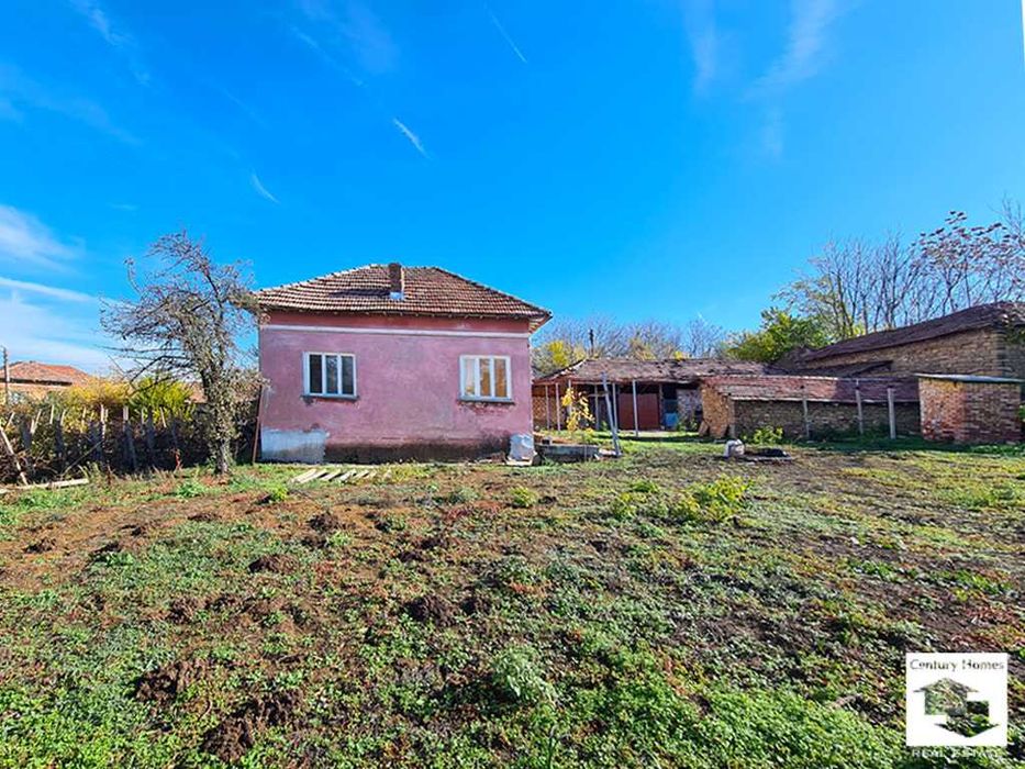 140329 Къща с равен двор и кладенец, в добро състояние, в с. Дъскот