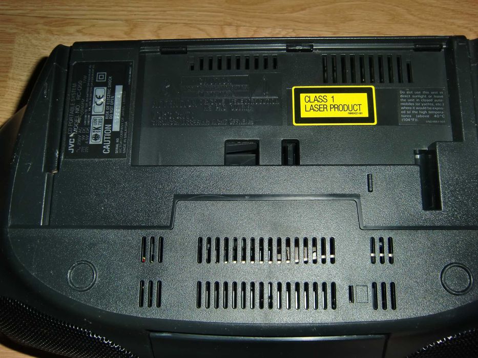 JVC radio casetofon cu CD si telecomanda