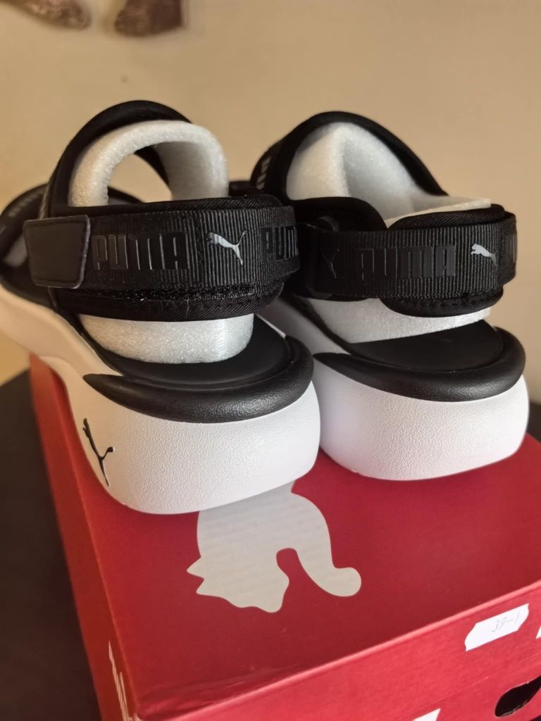 Чисто нови оригинални сандали Puma.