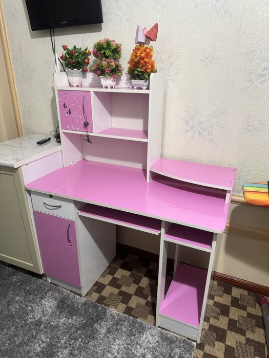 kompyuter va  Dars stoli sotiladi  qizlar uchun
