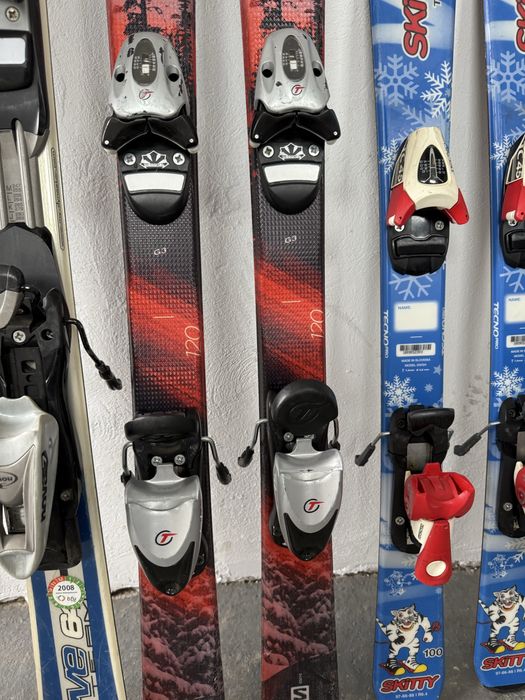 De vanzare patru perechi de schiuri