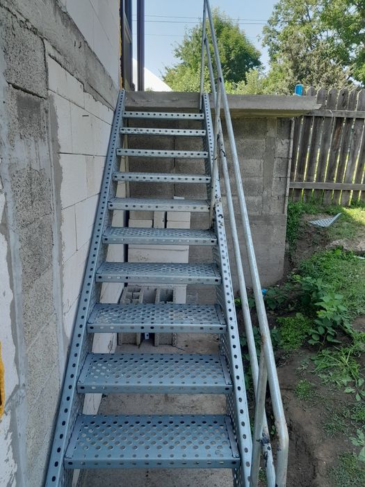 Scări metalice galvanizate la orice demisiune asiguram transport ori u