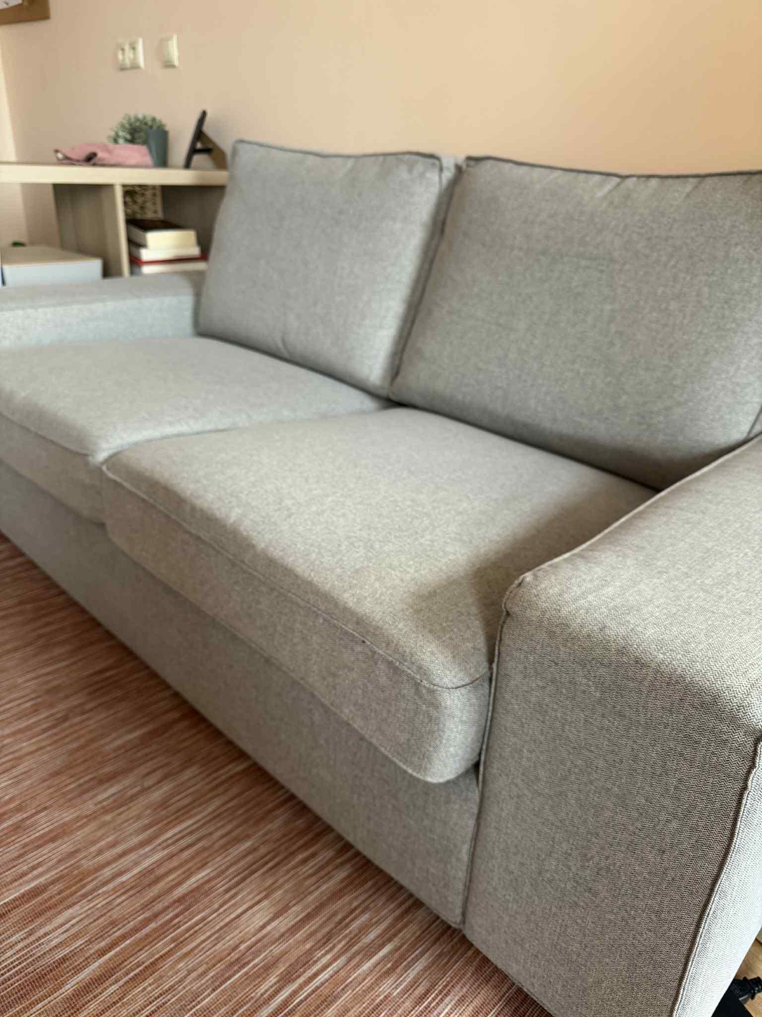 Продава се двуместен диван Kivik