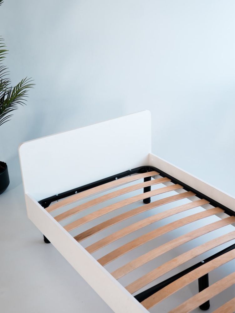 Единично легло на крака с тапицерия – 90×200 см