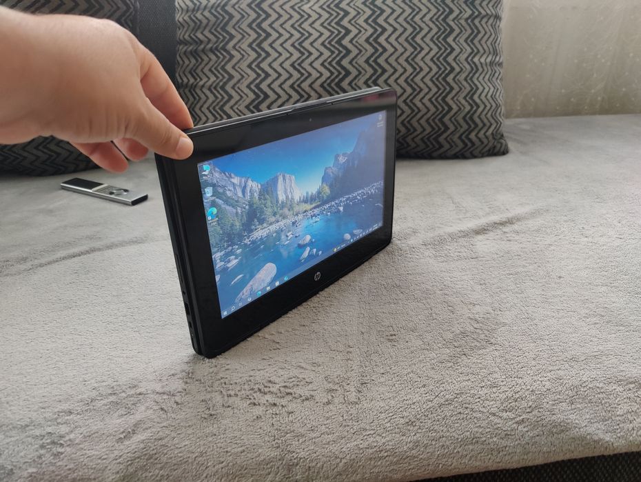 Laptop 2 in 1 HP i5 cu touchscreen tableta cu Windows 10