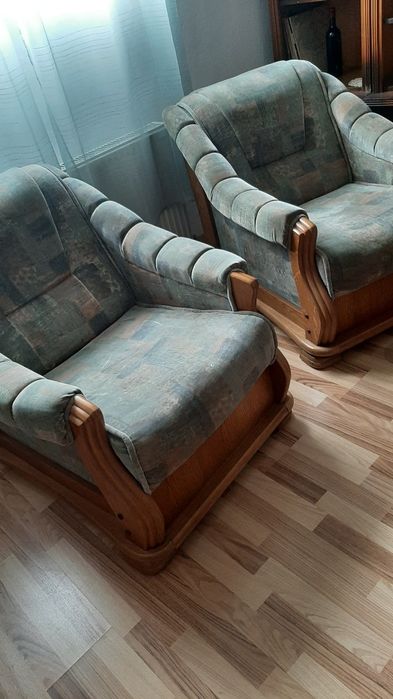 Vând 2 fotolii, un dulap haine, un minicuptor.