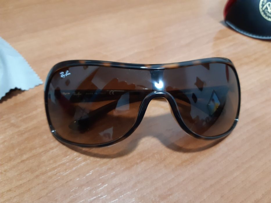 Vand ochelari originali ray ban in stare foarte buna pret 150 lei