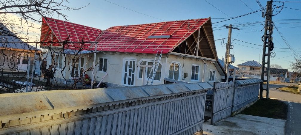 Executăm acoperișuri dela a la z
 Mici sau marii  reparații de urgență