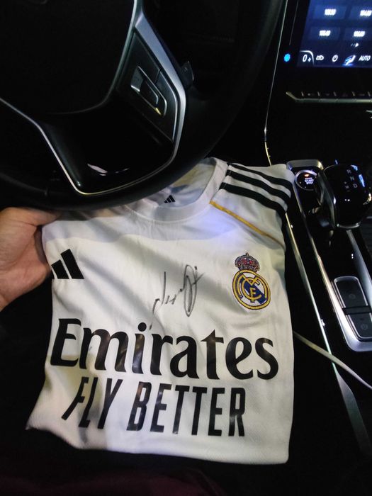 Продам футболку с автографом Мбаппе