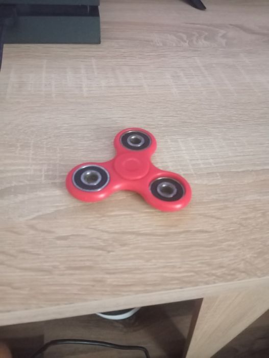 Fidget spinner roșu