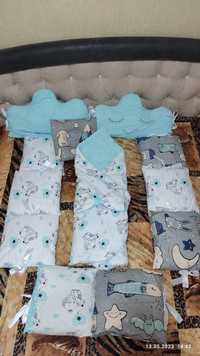 Набор бортиков -подушечек на кровать и одеяло-конверт