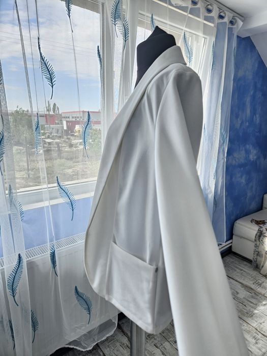 Sacou alb cu buzunare