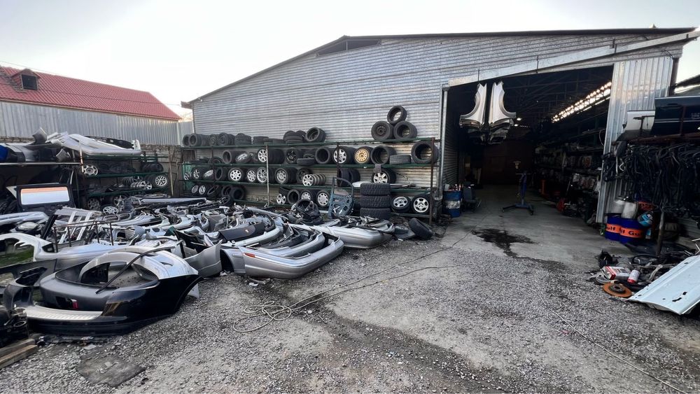 Готовый склад с землей и автозапчастями