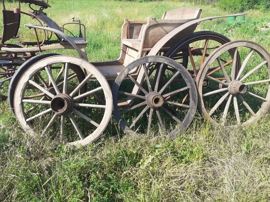 Roți din  lemn cu șină metalică