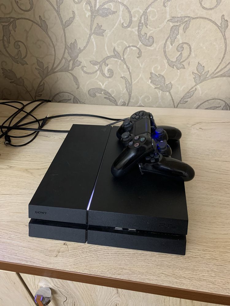 Продаю Sony PlayStation 4 в отличном состоянии