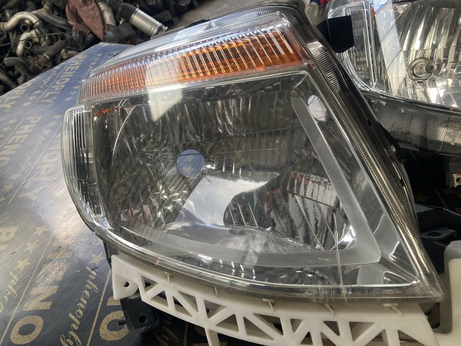 Ford Ranger 2012 година Десни Фарове