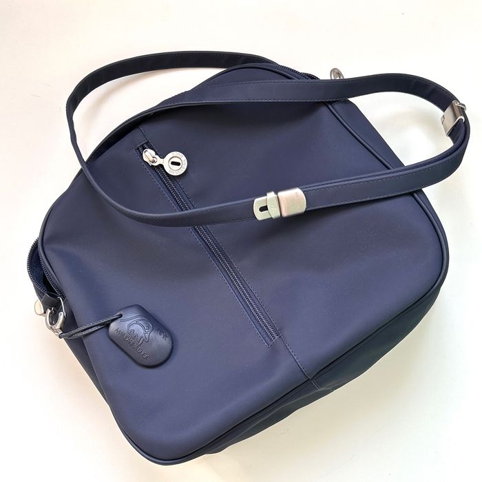 Mandarina duck страхотна чанта в тъмно синьо