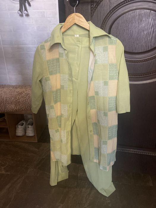 Продам летний брючный костюм