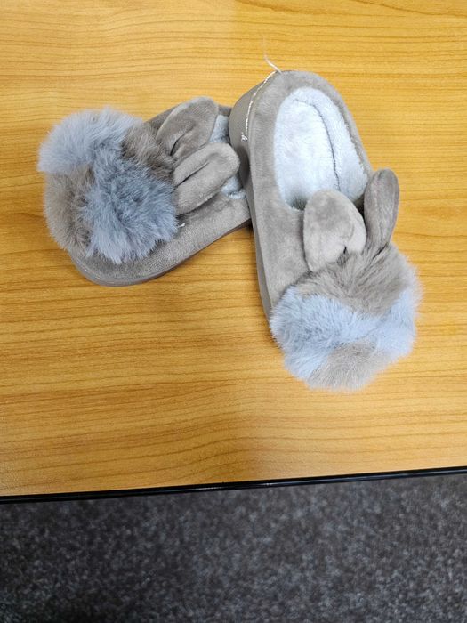 Papuci de casă noi pentru fetițe mărimea 14-15.