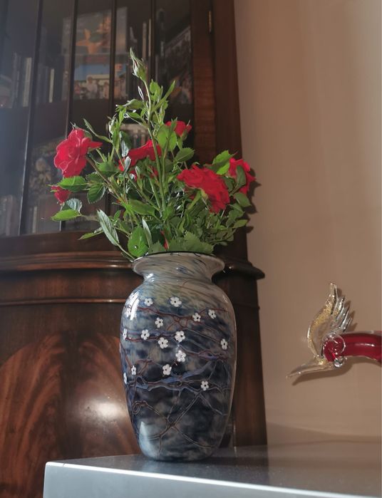 Ваза ръчно рисувана студийна стъклена  дизайнер Paul Bendzunas с цветя