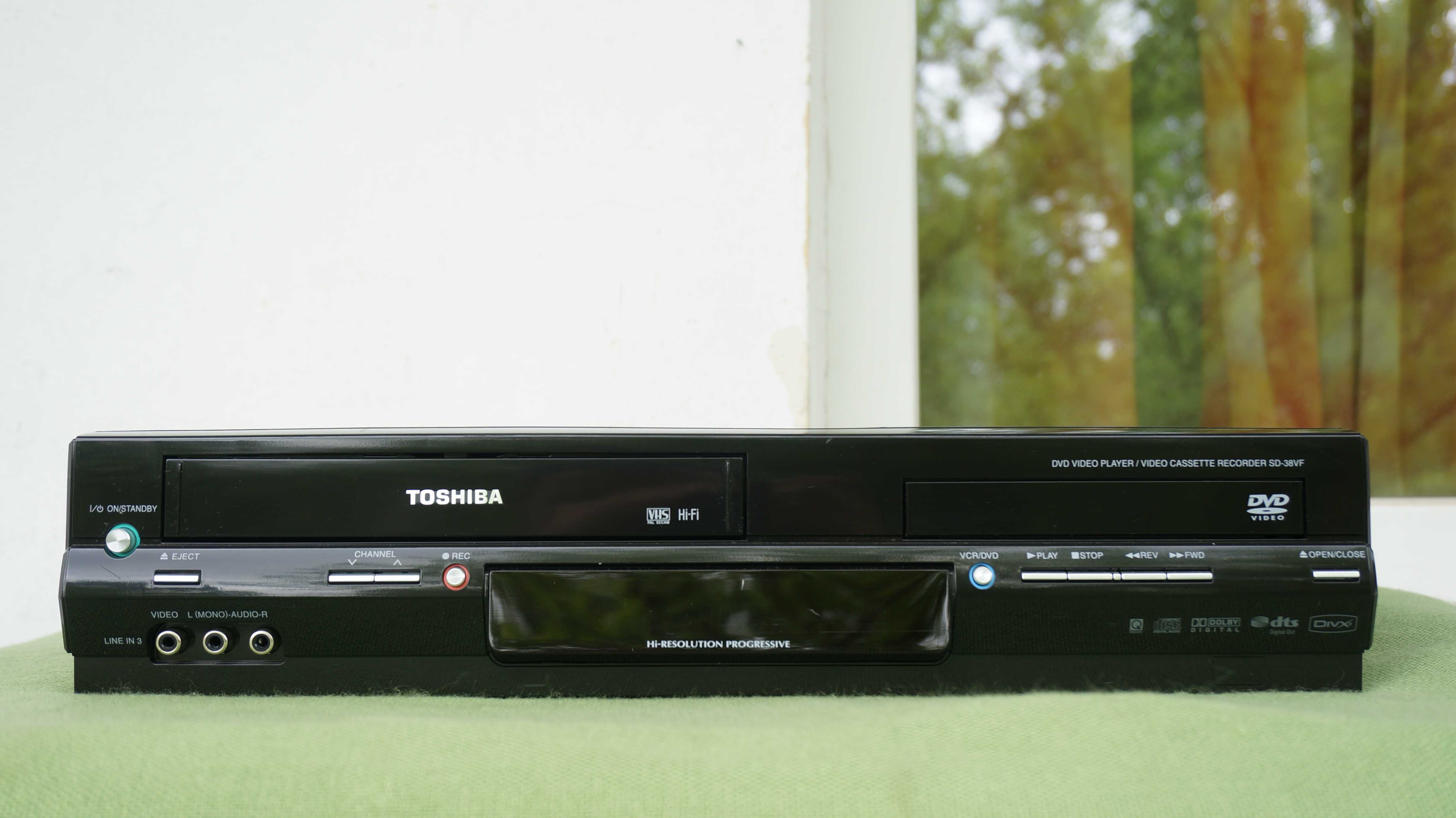 Video recorder VHS combo cu DVD player Toshiba SD-38