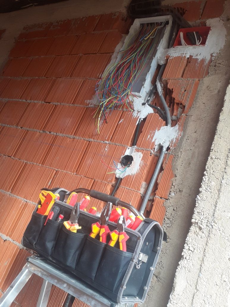 Electrician calificat / instalatii electrice PFA