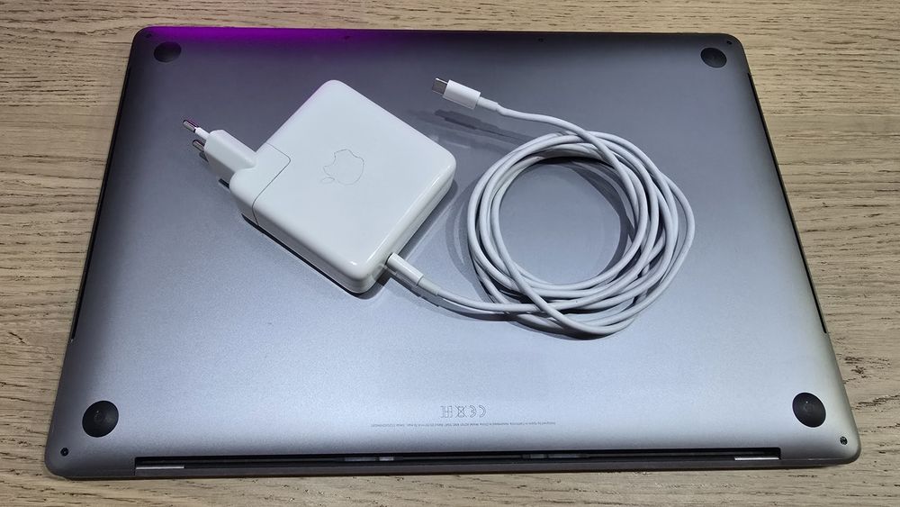 Apple MacBook Pro 16 inch 2019 i9 2,3GHz 16GB 1Tb video 4Gb A2141