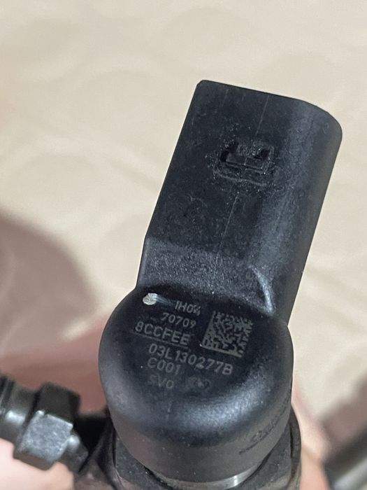 Injectoare Injector 1.6 TDI CAY CAYC Vw Passat B7 Tiguan Audi skoda