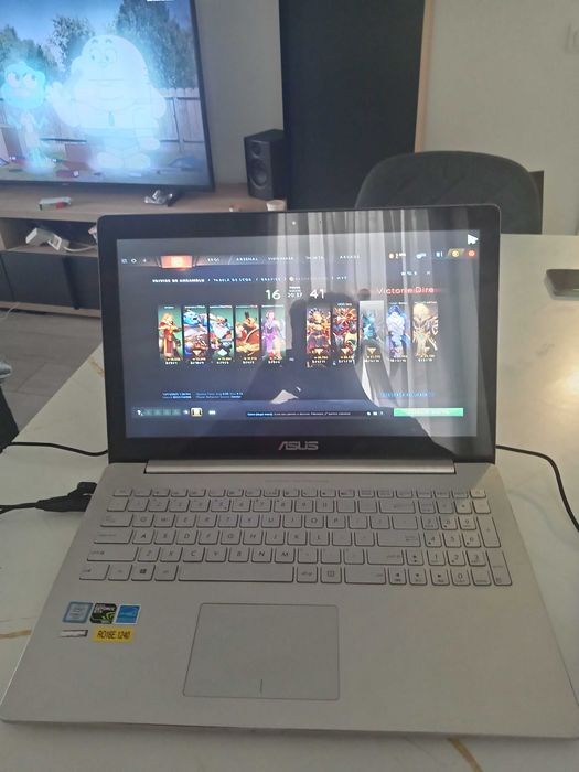 Laptop și încărcător