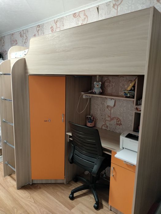 Продам детскую кровать,шкаф,стол,