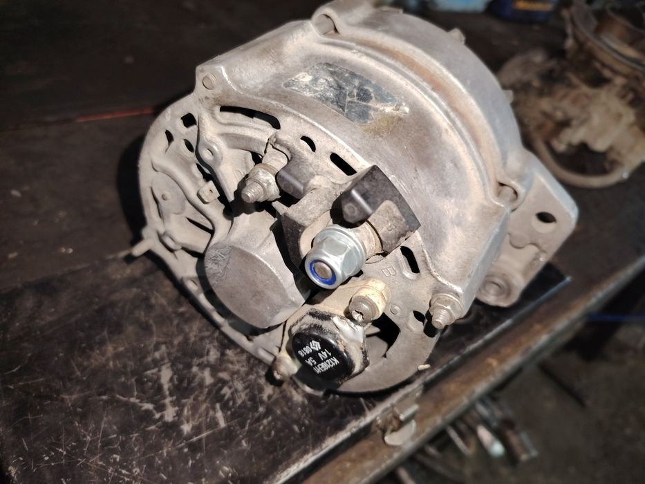 Продам генератор на пассат б3 1 8