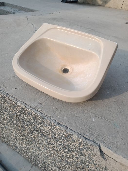 Раковина фаянсовая,бежевая.