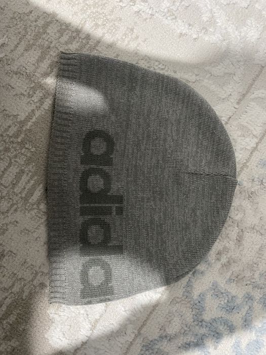 Серый адидас шапка