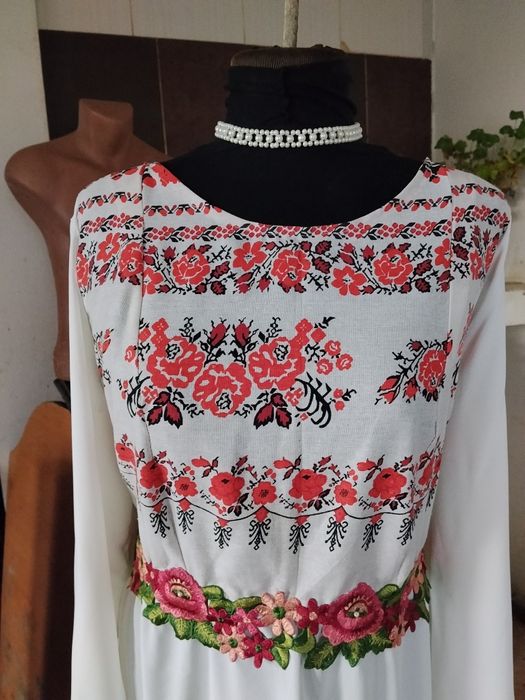 Rochie cu decor tradițional