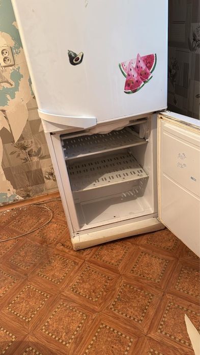 Холодильник белый