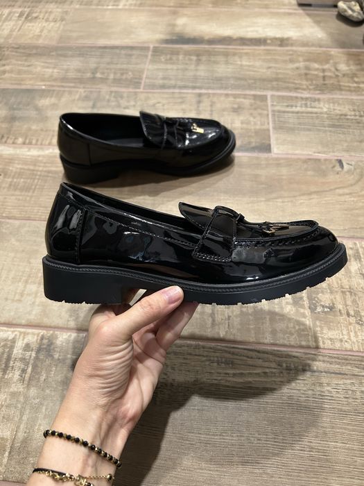 Лачени лоуфъри със златисти елементи