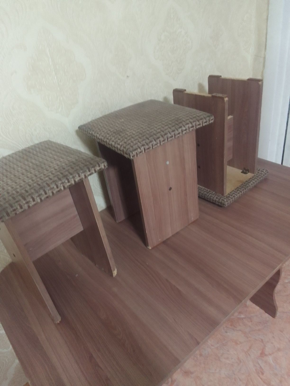 Стол и 3 табурета