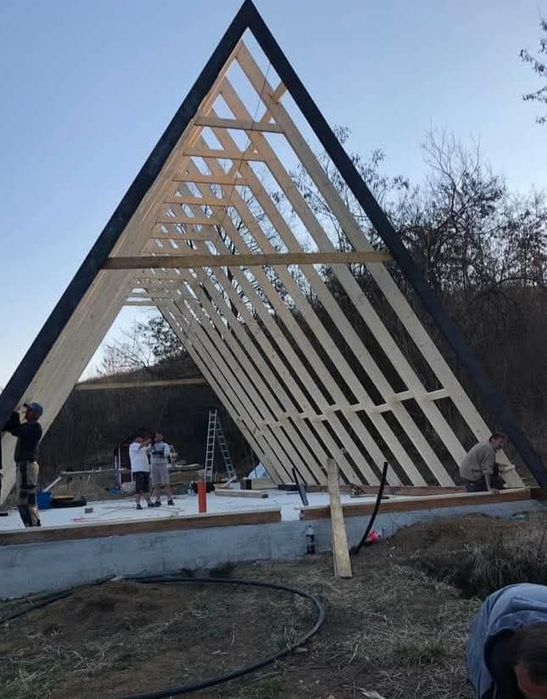 Casă din lemn modernă, cu un design unic și atrăgător. Structura triun